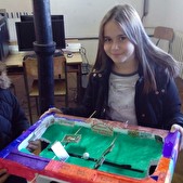 Jovana_i_Kalina_sa_svojim_stonim_fudbalom_od_stiropora.jpg